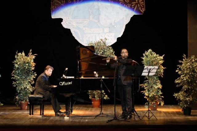 il Duo Silvano Dematteis - Roberto Issoglio mentre esegue "Dipinti" di Francesco Marino